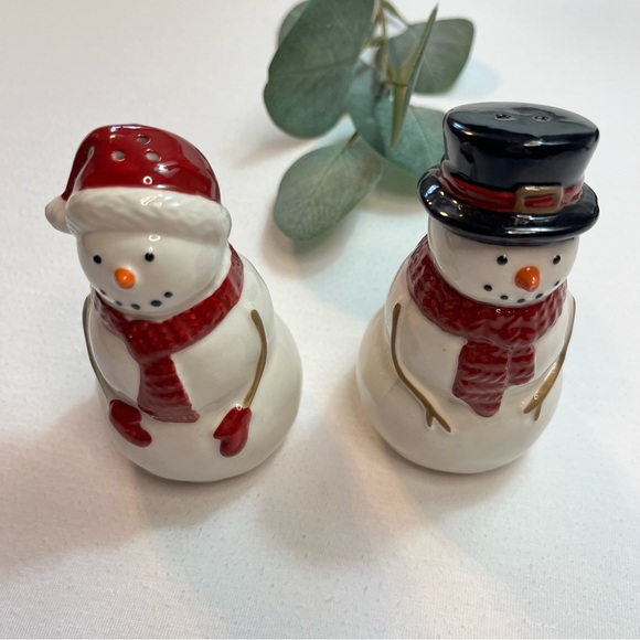 Snowman and Woman Salt and Pepper Shakers Set - Picture 2 of 5